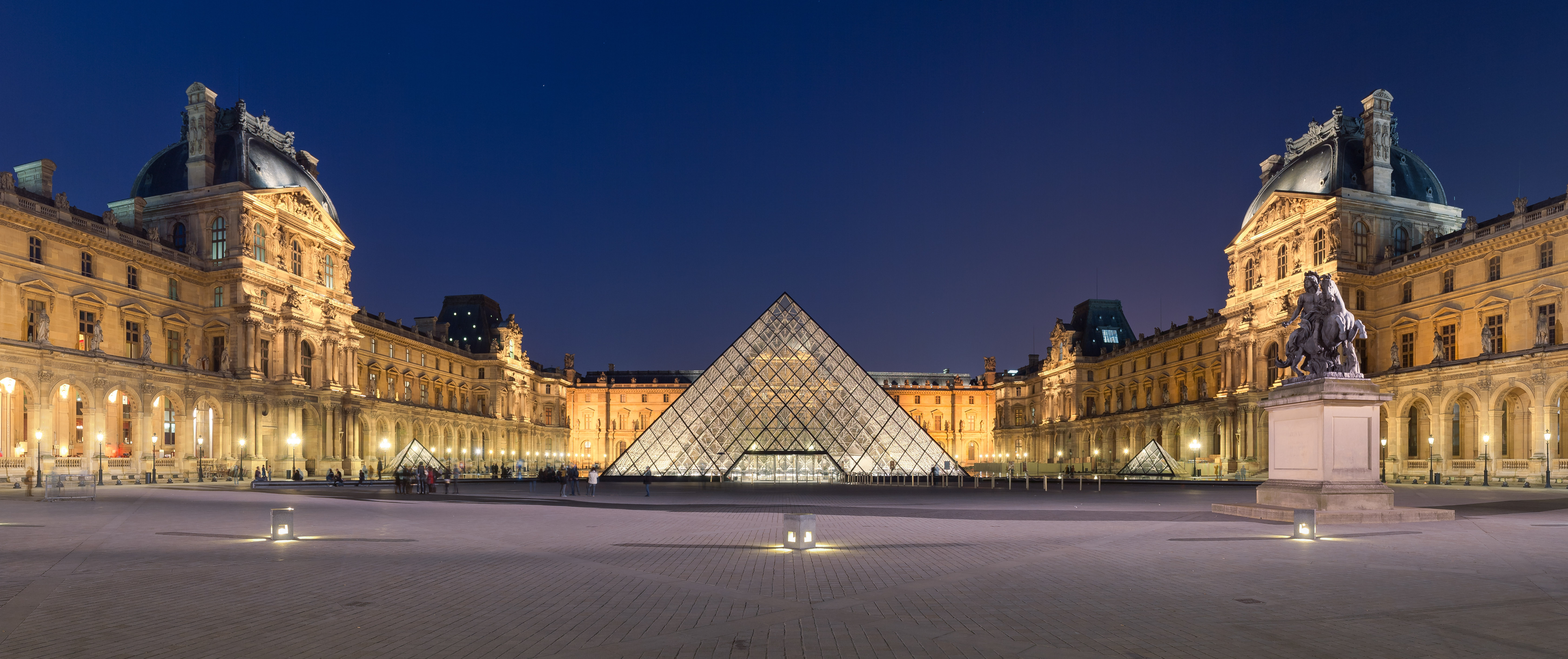パリ・ルーヴル美術館の外観。かつてのフランス王宮を改築した世界最大の美術館