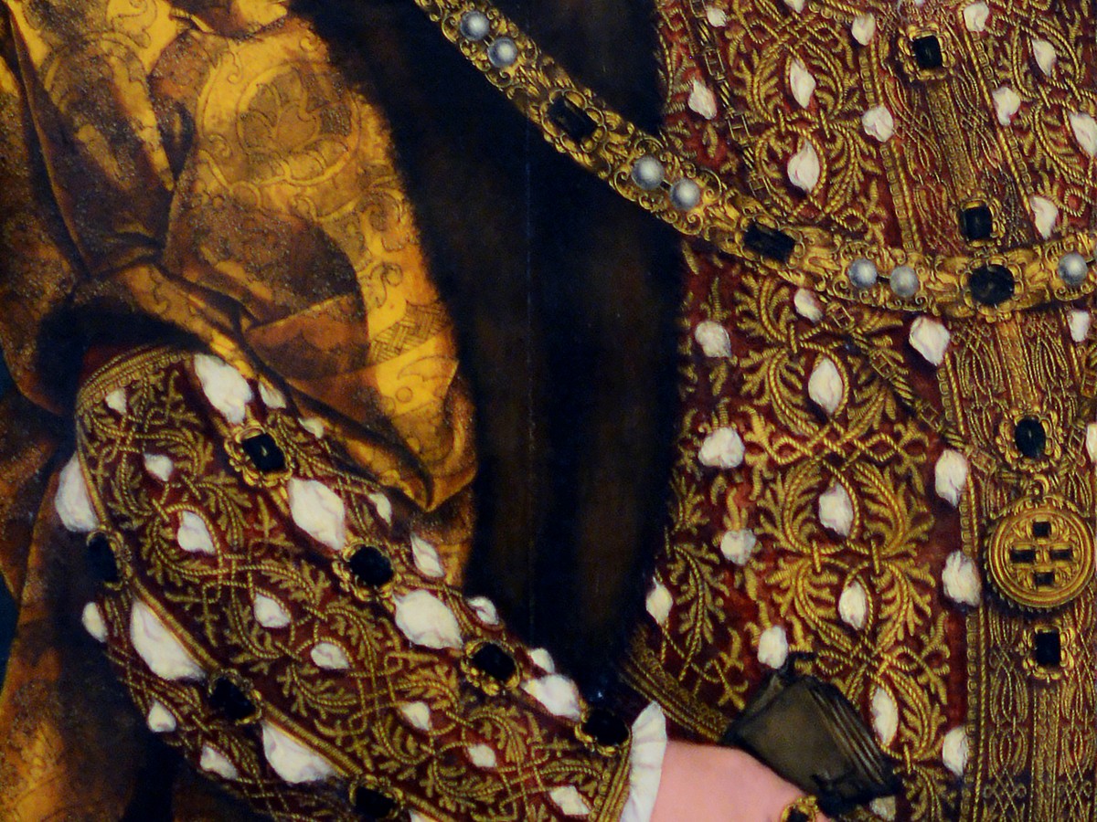 ハンス・ホルバイン(小)「ヘンリー8世の肖像」(1540年頃)袖と衣装刺繍のディテール