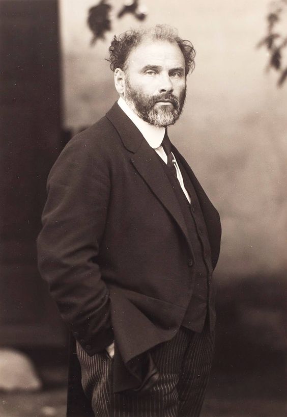 グスタフ・クリムト（写真、1914年頃）ウィーン出身の象徴主義・アール・ヌーヴォー画家