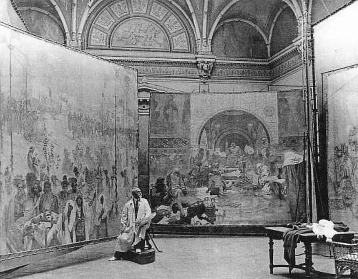 アルフォンス・ミュシャ——「スラヴ叙事詩」の巨大画面に向かって制作する画家(1920年頃の写真)