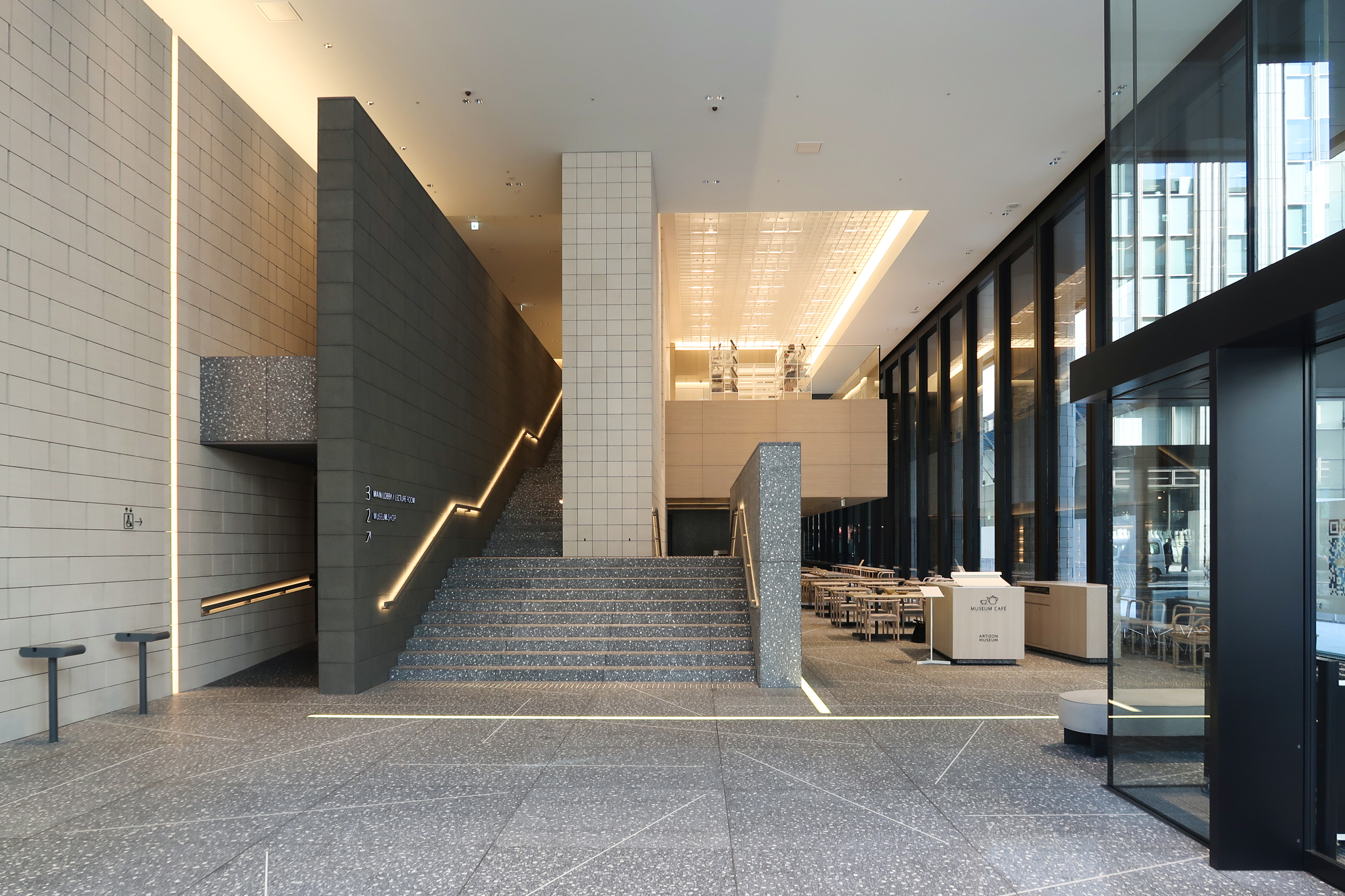 アーティゾン美術館の館内——白を基調とした開放的なギャラリー空間に自然光が差し込む