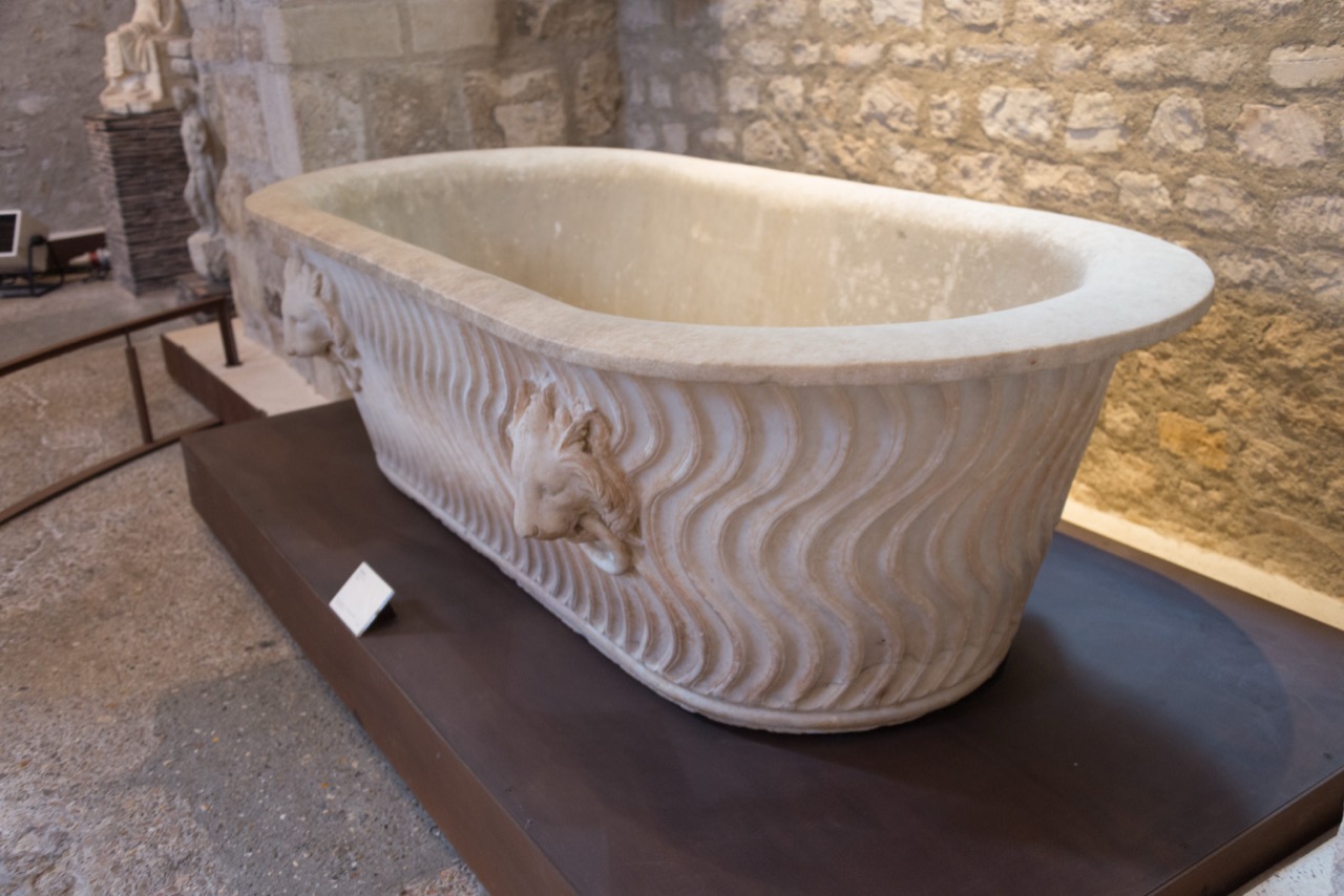 クリュニー中世美術館のガロ・ローマン式熱浴場跡（フリギダリウム）——1世紀から3世紀のローマ時代の冷浴室が現代の美術館の中に保存されている