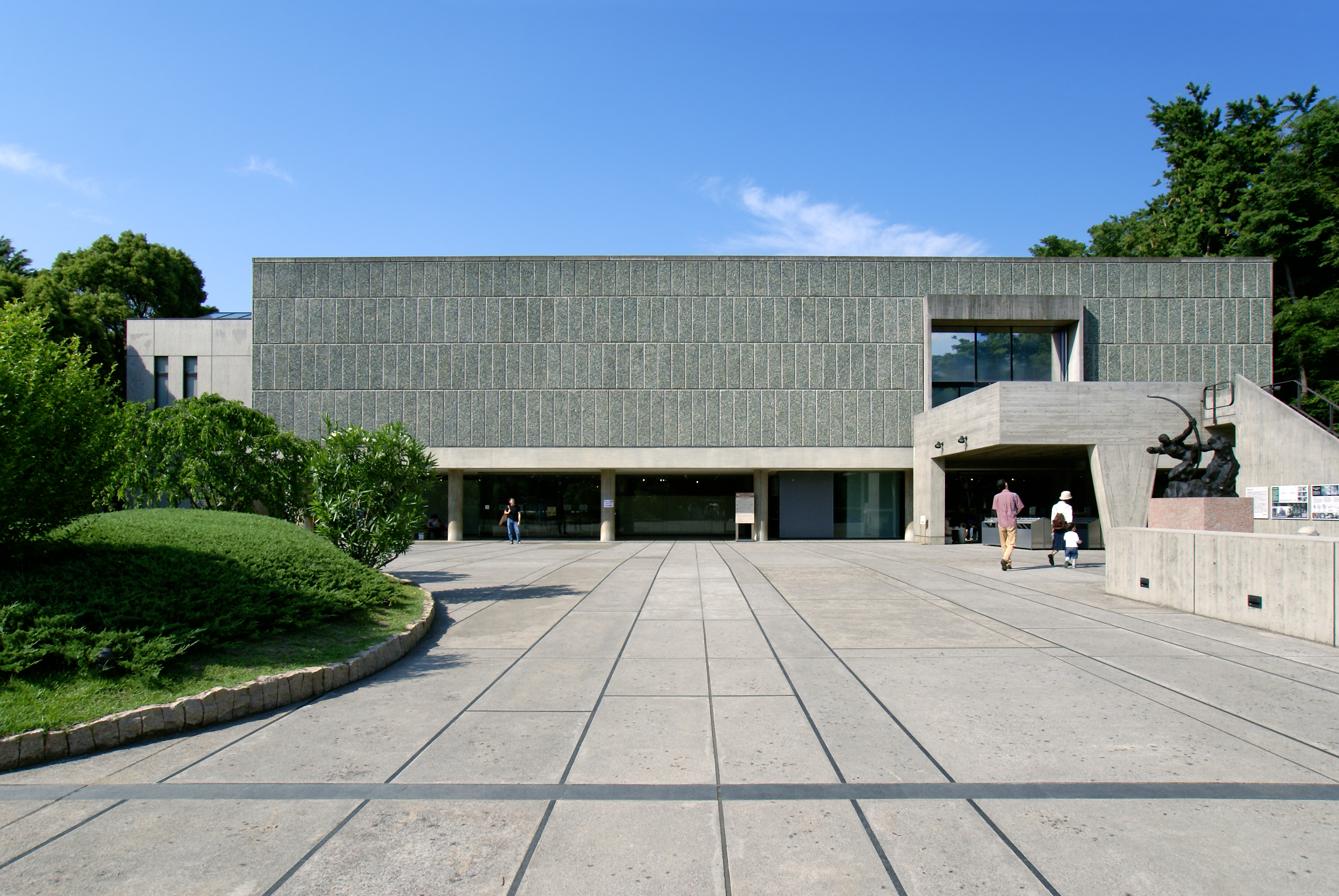 東京・上野公園の国立西洋美術館の外観——ル・コルビュジエ設計のピロティ建築