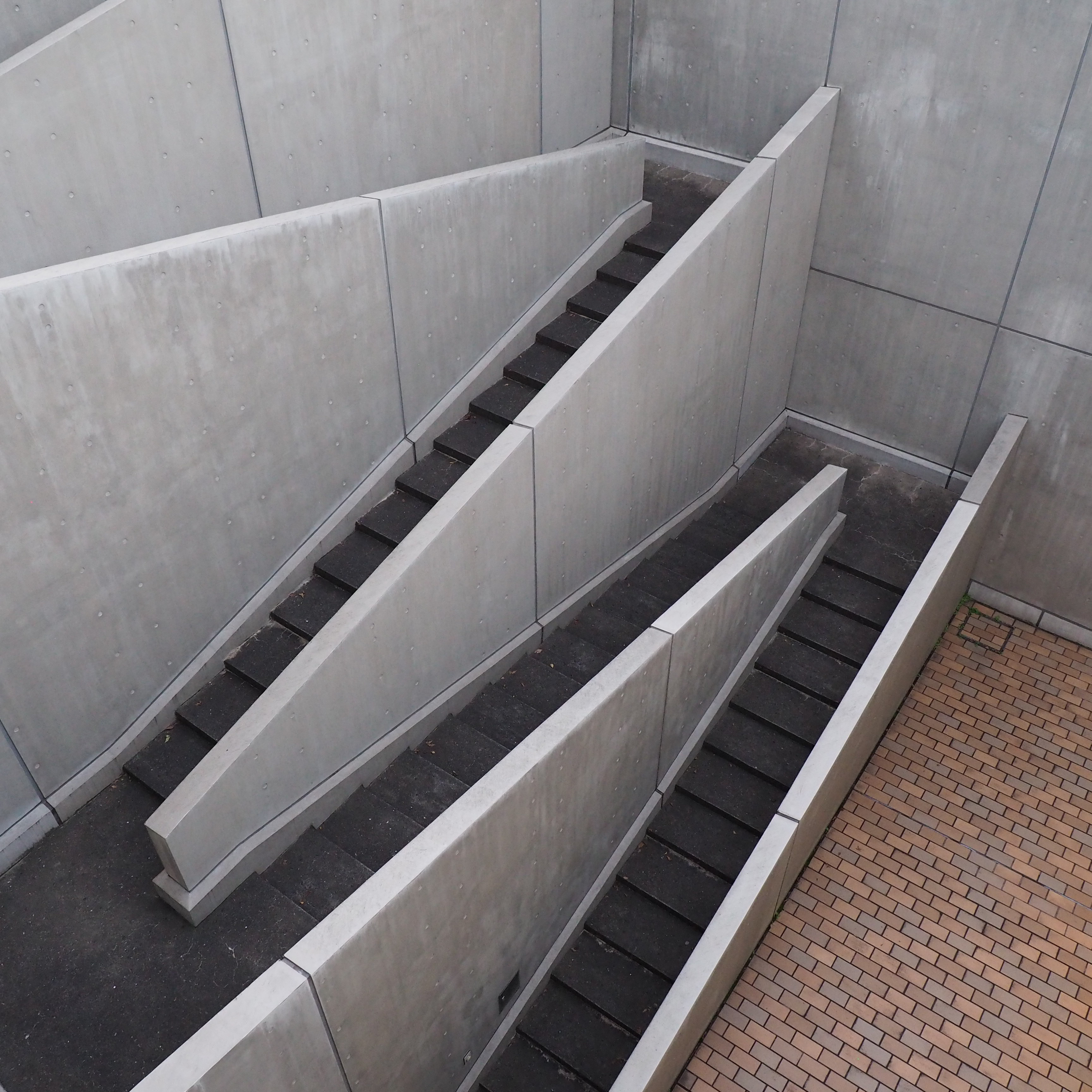 上野公園から見た国立西洋美術館——JR上野駅公園口から徒歩1分の好立地