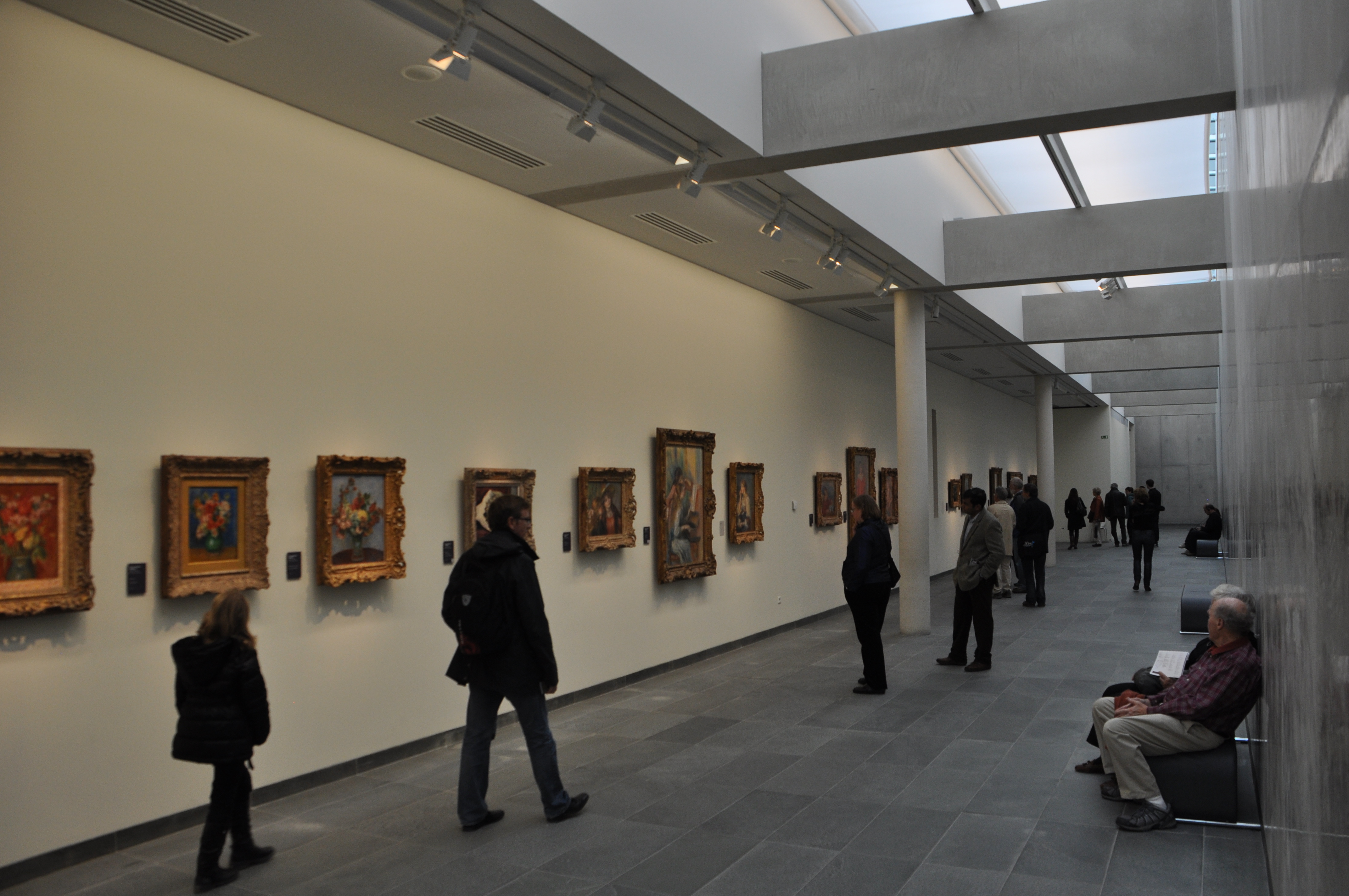 オランジュリー美術館の地下コレクション展示室——明るい照明の下にセザンヌやルノワールの名作が並ぶ
