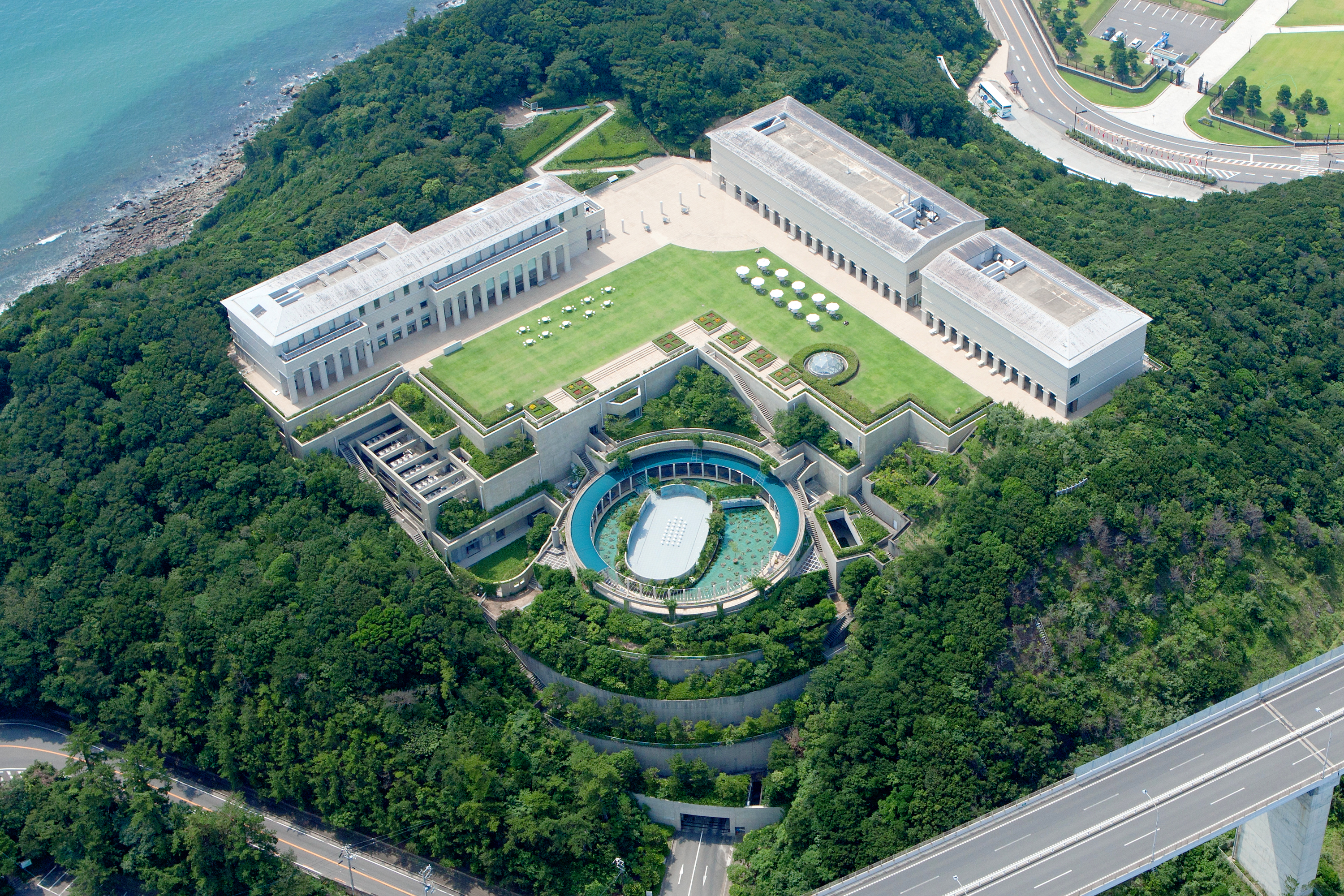 大塚国際美術館の外観全景——空撮で見る鳴門市の丘に広がる日本最大規模の美術館施設