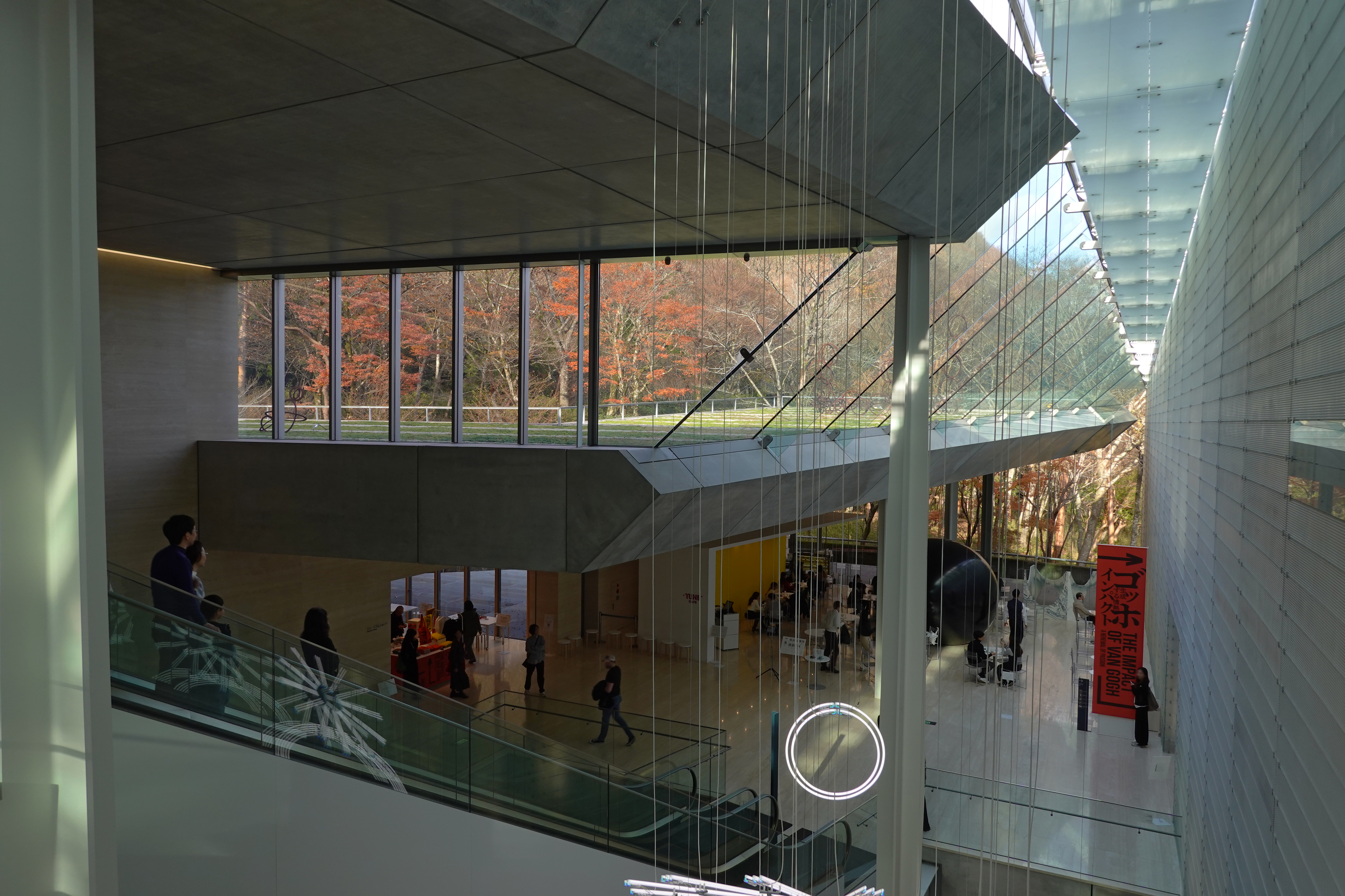 ポーラ美術館の内部——ガラス越しに秋の紅葉が見える開放的な吹き抜けのアトリウム