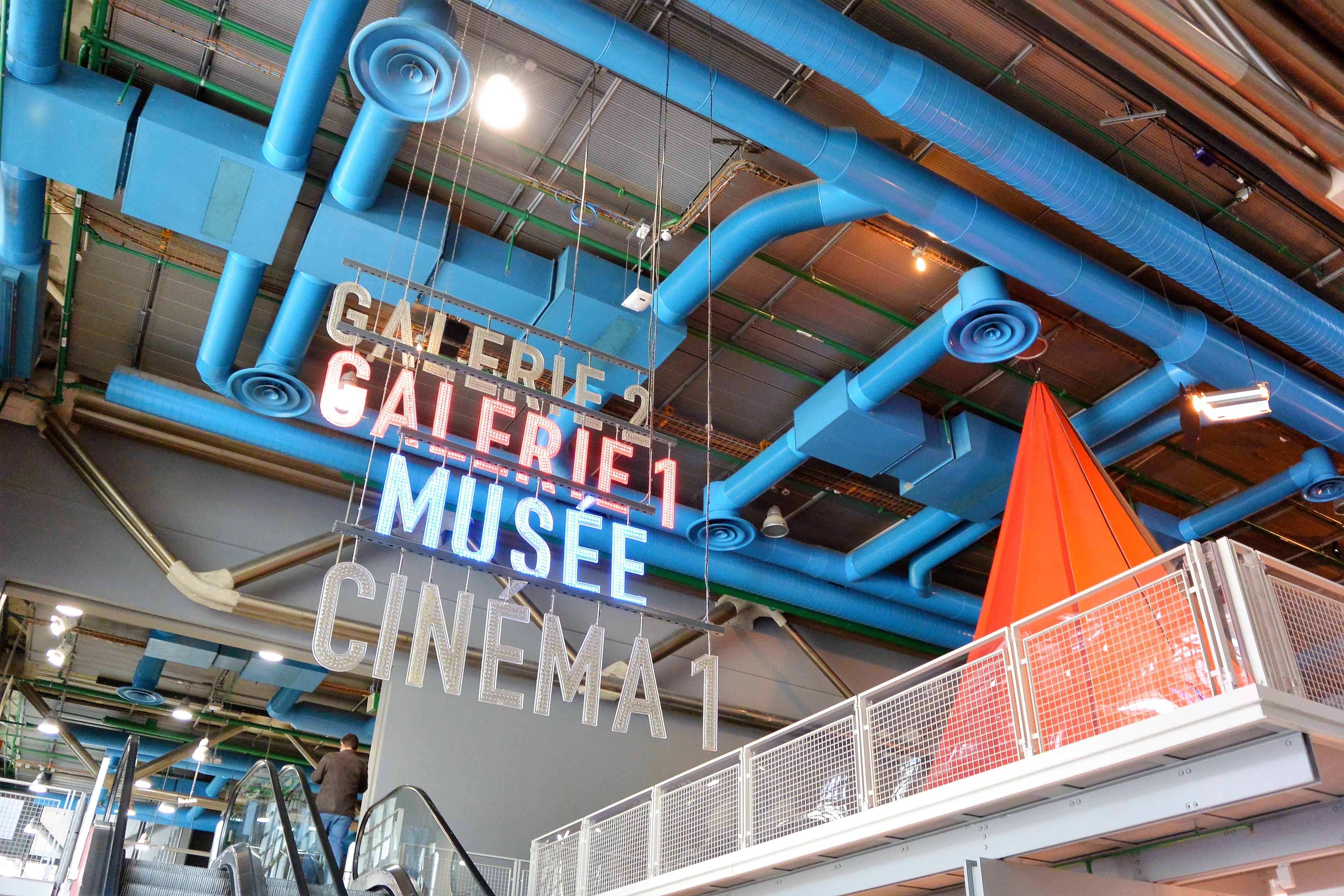 ポンピドゥー・センター館内の展示風景——ガラス張りのエスカレーターから見えるパリの街並み