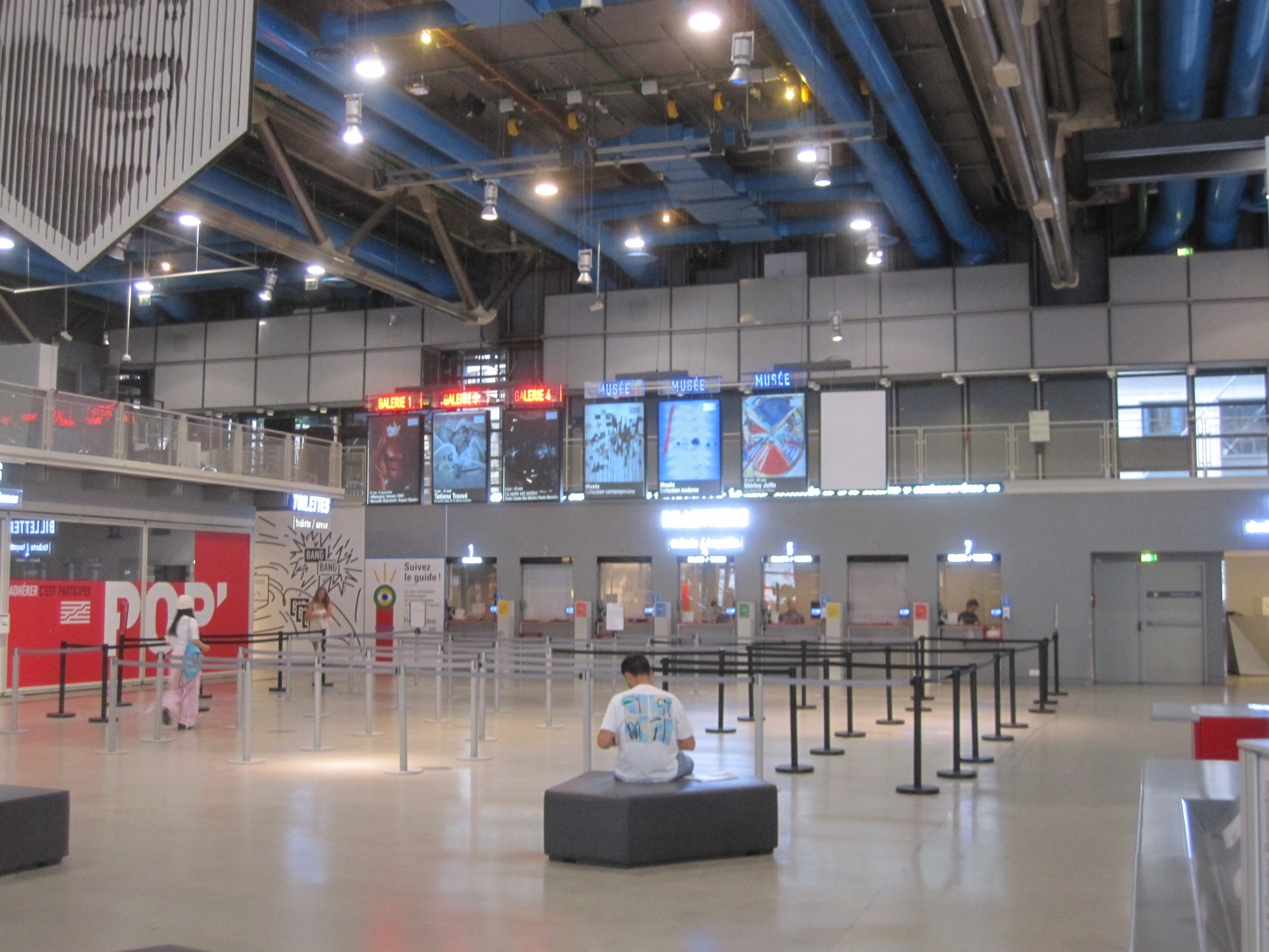 ポンピドゥー・センター館内のフランス国立近代美術館(MNAM)——広大な展示空間に現代アートの傑作が並ぶ