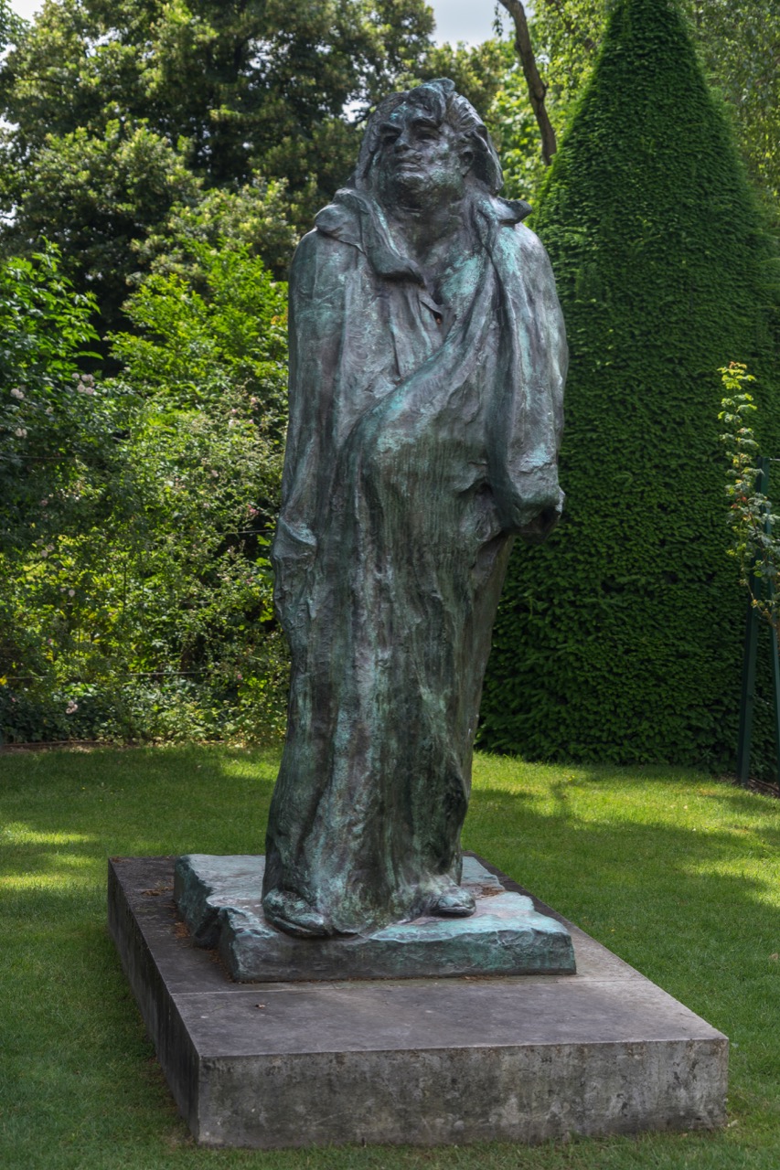 オーギュスト・ロダン「バルザック像」(1898年)ロダン美術館庭園——依頼者から拒否された問題作は今や20世紀彫刻の先駆けとして高く評価される