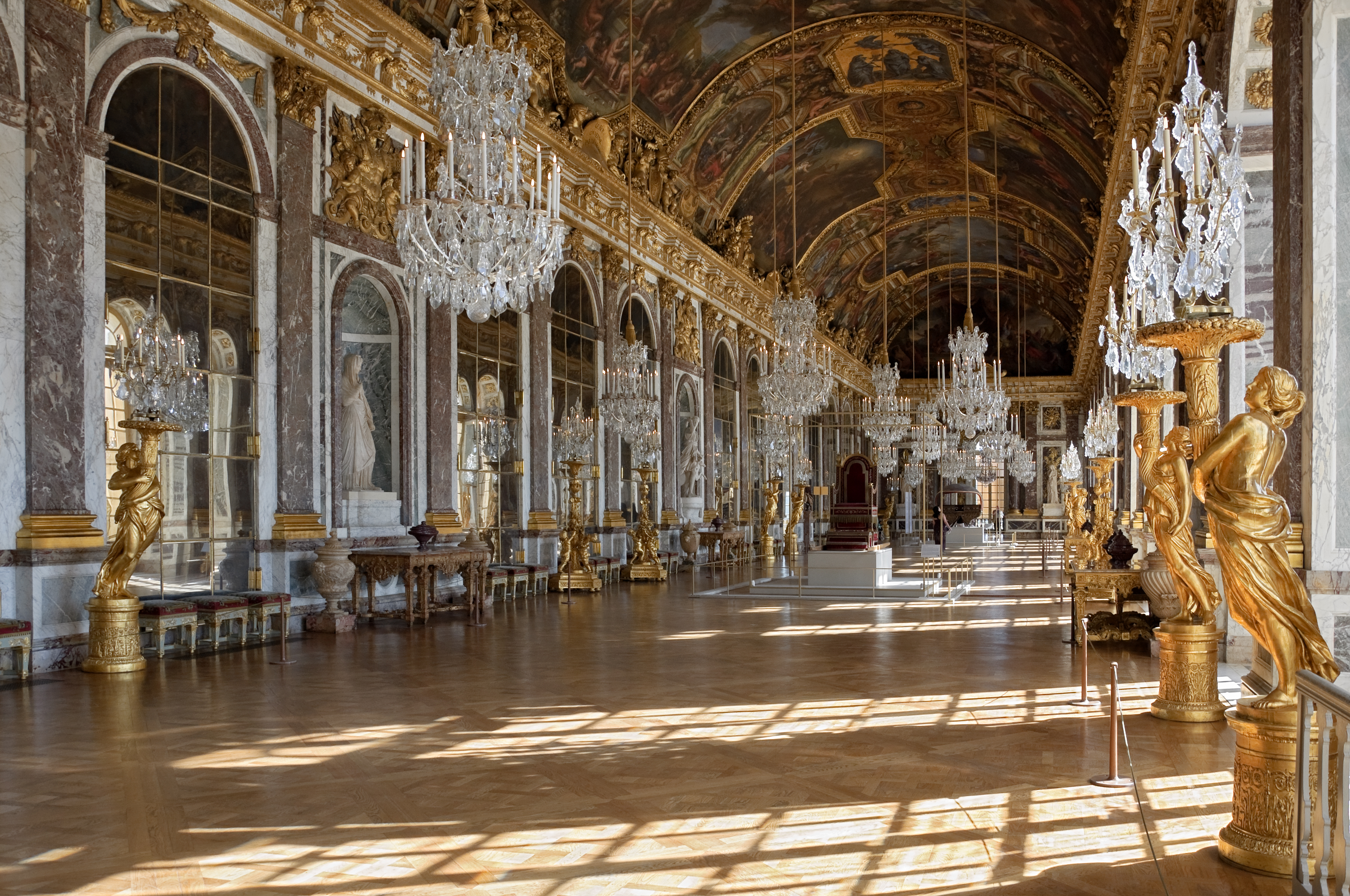 ヴェルサイユ宮殿「鏡の間(Galerie des Glaces)」——357枚の鏡と357枚の窓が向かい合う全長73mの回廊